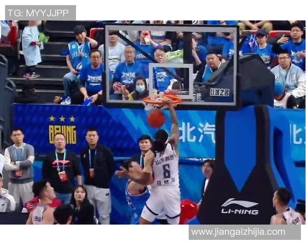 山东男篮与北京首钢激战正酣谁能在这场对决中笑到最后